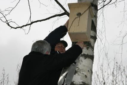 14 апреля 2007 года. Юрий Лужков на субботнике. Скворечник. Береза.