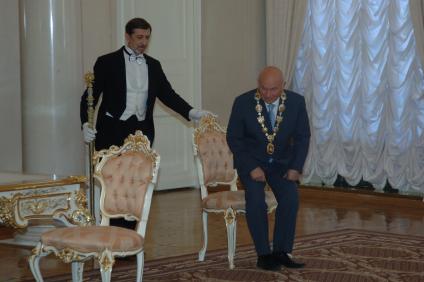 30 апреля 2006 года. Юрий Лужков присутствует на церемонии бракосочетания. Церемония. Камердинер.