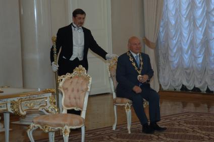 30 апреля 2006 года. Юрий Лужков присутствует на церемонии бракосочетания. Церемония. Камердинер.