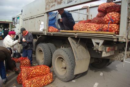 Продажа лука с машины, 2 октября 2010 года, Саратов. Лук, еда, торговля, цены, повышение цен, продажа, продавец.