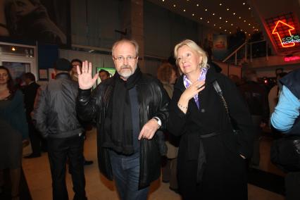 22 сентября 2010 года. Кинотеатр ПУШКИНСКИЙ. Премьера фильма КРАЙ. На снимке: режиссер Владимир Хотиненко и его супруга Татьяна.
