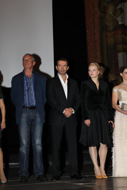 22 сентября 2010 года. Кинотеатр ПУШКИНСКИЙ. Премьера фильма КРАЙ. На снимке: актеры Сергей Гармаш, Владимир Машков и Юлия Пересильд.