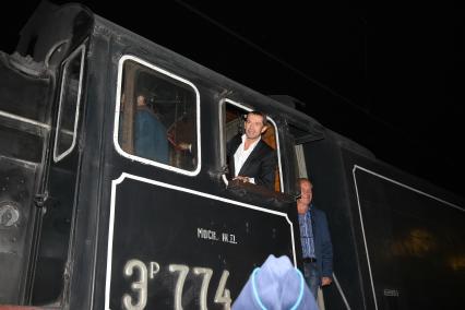 22 сентября 2010 года. Кинотеатр ПУШКИНСКИЙ. Премьера фильма КРАЙ. На снимке: актеры Владимир Машков и Сергей Гармаш в паровозе.