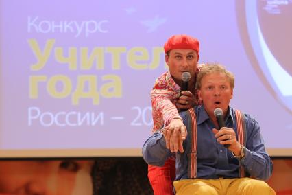 Дата снимка: 04.10.2010. 
Конкурс УЧИТЕЛЬ ГОДА 2010  прошел в Магнитогорске. На снимке : команда квн