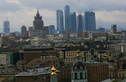 26 апреля 2010 года. Вид на Москву из дома на Котельнической набережной. Москва Сити. Гостиница Украина. Высотка. Город. Панорама.