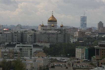 26 апреля 2010 года. Вид на Москву из дома на Котельнической набережной. Храм Христа Спасителя. Город. Панорама.