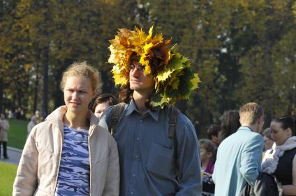 14 ноября 2008 года. Осень. Отдых в парке. Венок из листьев.