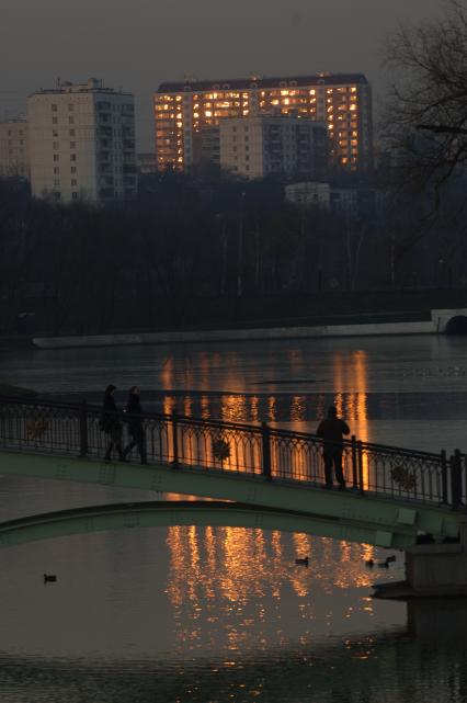 13 ноября 2008 года. Осень. Царицыно. Закат. Отблески в окнах.