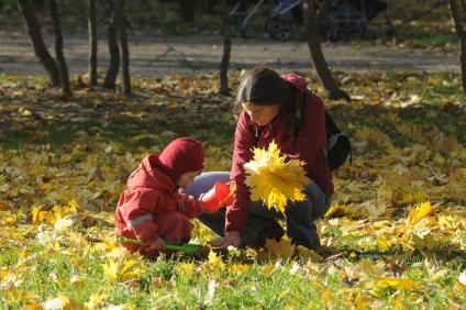20 октября 2009 года. Осень. Женщина с ребенком делают кулички.