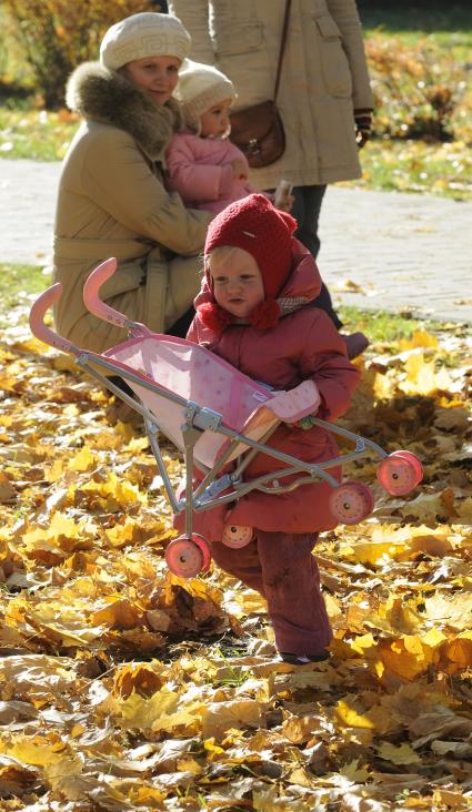 20 октября 2009 года. Осень. Женщина с ребенком. Девочка с игрушечной коляской.