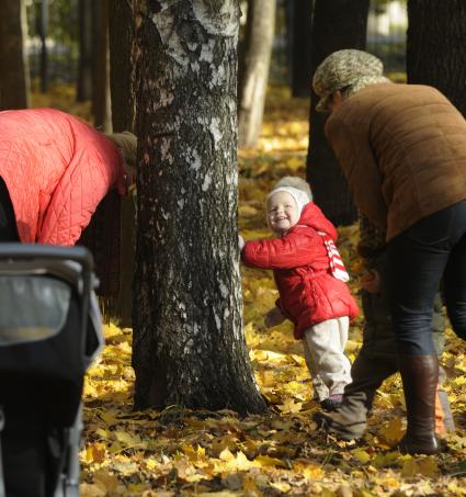 20 октября 2009 года. Осень. Дети и родители в парке.