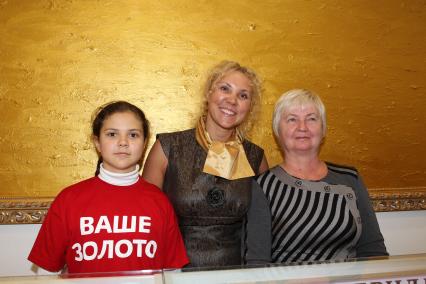 5 октябрь 2010 года. Бутик ВАШЕ ЗОЛОТО. Презентация самой золотой картины в мире. На снимке: художница Елена Золотая.