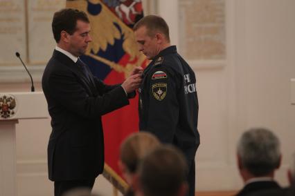 Дата съемки : 13.10.2010. Церемония вручения государственных наград . Президент Медведев награждал сотрудников МЧС орденами дружбы и мужества . На фото: Президент вручает сотруднику мчс Гусеву - орден