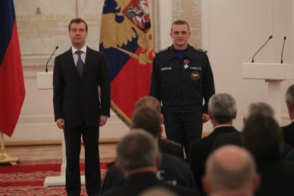 Дата съемки : 13.10.2010. Церемония вручения государственных наград . Президент Медведев награждал сотрудников МЧС орденами дружбы и мужества . На фото: Президент вручает сотруднику мчс Гусеву - орден