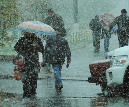13 октября 2010 года. Первый снег в Москве. Осень. Снегопад. Улица. Пешеходы. Зонт.