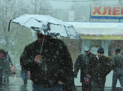 13 октября 2010 года. Первый снег в Москве. Осень. Снегопад. Улица. Пешеходы.