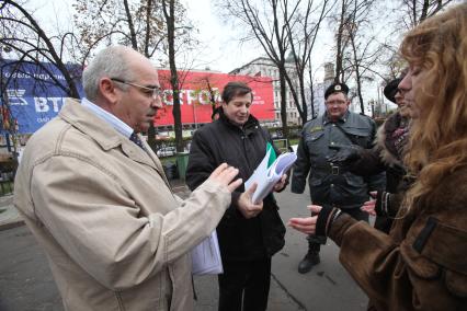 14 октября 2010 года. Споры вокруг строительства на Пушкинской площади подземного торгово-офисного центра. Активисты Общественной коалиции в защиту Москвы и представители заказчика стройки.