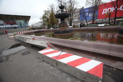 14 октября 2010 года. Споры вокруг строительства на Пушкинской площади подземного торгово-офисного центра. Бетонные блоки ограждений.