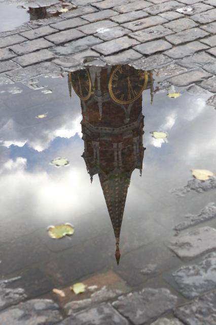Дата съемки : 15.10.2010. Красная площадь . На фото : Спасская башня с курантами и кремлевская стена - отражение в луже , брусчатка