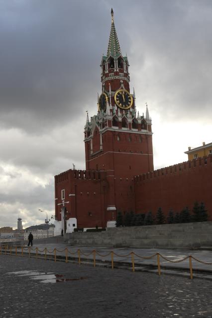 Дата съемки : 15.10.2010. Красная площадь . Спасская башня с курантами и кремлевская стена