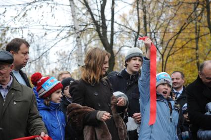 Дата съемки : 16.10.2010. Наталья ВОДЯНОВА на открытии детской площадки в парке Сокольники . на фото : торжественное открытие площадки