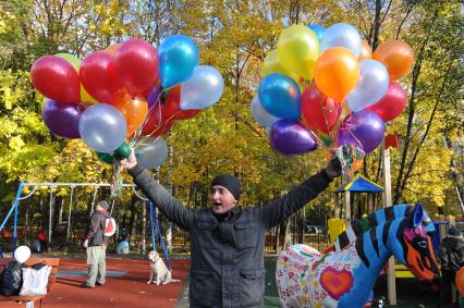 Дата съемки : 16.10.2010. Наталья ВОДЯНОВА на открытии детской площадки в парке Сокольники . на фото : открытие парка отметили запуском шаров