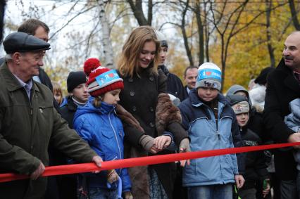 Дата съемки : 16.10.2010. Наталья ВОДЯНОВА на открытии детской площадки в парке Сокольники . на фото : торжественное открытие площадки - Наталья перерезает ленточку