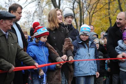 Дата съемки : 16.10.2010. Наталья ВОДЯНОВА на открытии детской площадки в парке Сокольники . на фото : торжественное открытие площадки - Наталья перерезает ленточку