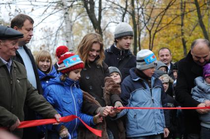 Дата съемки : 16.10.2010. Наталья ВОДЯНОВА на открытии детской площадки в парке Сокольники . на фото : торжественное открытие площадки - Наталья перерезает ленточку