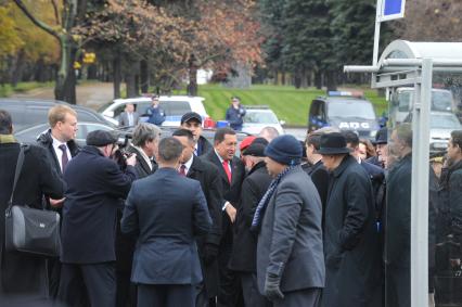 Дата съемки : 15.10.2010. На пересечении университетского проспекта и проспекта вернадского Уго Чавес заложил камень борцу за независимость Латинской Америки Симону Боливару . На фото :
Чавес вышел из машины