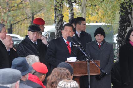 Дата съемки : 15.10.2010. На пересечении университетского проспекта и проспекта вернадского Уго Чавес заложил камень борцу за независимость Латинской Америки Симону Боливару . На фото : Уго Чавес рядом с ним Ресин