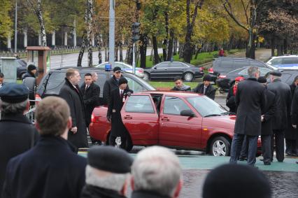 Дата съемки : 15.10.2010. На пересечении университетского проспекта и проспекта вернадского Уго Чавес заложил камень борцу за независимость Латинской Америки Симону Боливару . На фото : 
подъезжаем машина Чавеса