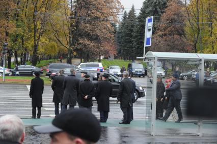 Дата съемки : 15.10.2010. На пересечении университетского проспекта и проспекта вернадского Уго Чавес заложил камень борцу за независимость Латинской Америки Симону Боливару . На фото : 
подъезжаем машина Чавеса