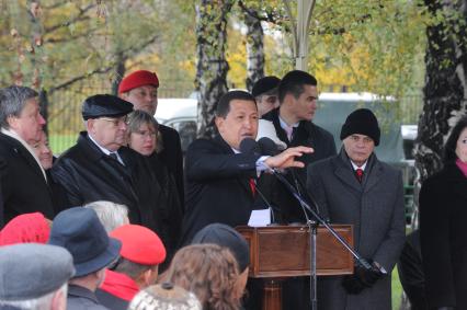 Дата съемки : 15.10.2010. На пересечении университетского проспекта и проспекта вернадского Уго Чавес заложил камень борцу за независимость Латинской Америки Симону Боливару . На фото : Уго Чавес рядом с ним Ресин