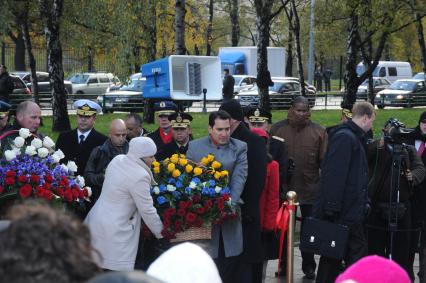 Дата съемки : 15.10.2010. На пересечении университетского проспекта и проспекта вернадского Уго Чавес заложил камень борцу за независимость Латинской Америки Симону Боливару . На фото : к памятнику возлагают цветы .