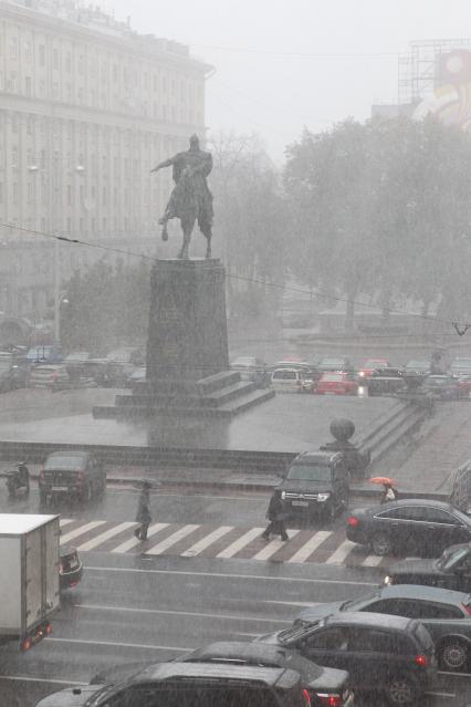 Дата съемки : 15.10.2010.1 снег в Москве . На фото: проспект пробка . Памятник Юрию Долгорукому