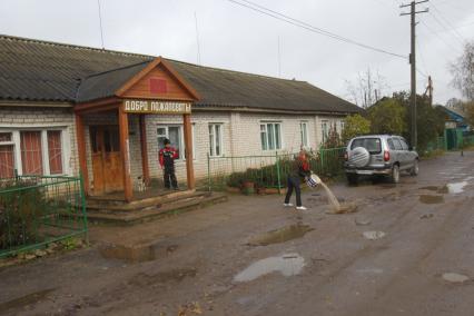 Оленинский район Тверской области. Сельская школа. Уборка.