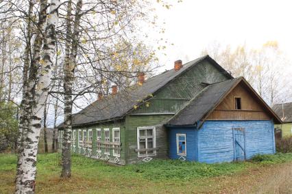 Оленинский район Тверской области. Старая заколоченная сельская школа.