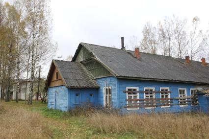 Оленинский район Тверской области. Старая заколоченная сельская школа.