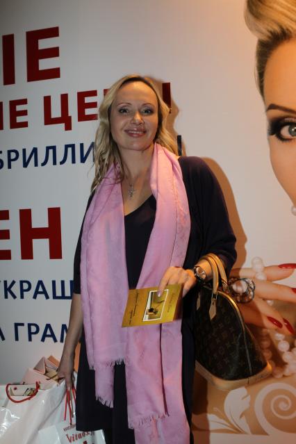 20 октября 2010 года. Клуб ФБР. Шоу Лены Лениной. Конкурс поедания сладкого СЛАДКИЙ МАРАФОН. На снимке: фигуристка Мария Бутырская.