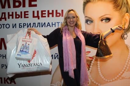 20 октября 2010 года. Клуб ФБР. Шоу Лены Лениной. Конкурс поедания сладкого СЛАДКИЙ МАРАФОН. На снимке: фигуристка Мария Бутырская.
