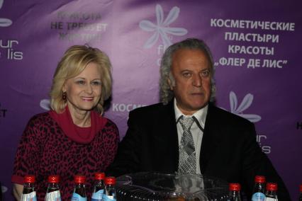 20 октября 2010 года. Клуб ФБР. Шоу Лены Лениной. Конкурс поедания сладкого СЛАДКИЙ МАРАФОН. На снимке: писательница Дарья Донцова и поэт Илья Резник.