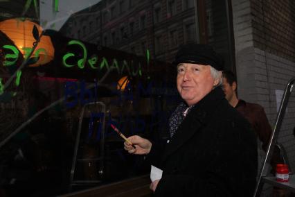 Дата съемки : 20.10.2010. Общественно-художественная акция НОВЫЕ ОКНА РОСТА в кафе Didu . На фото : Леон Измайлов