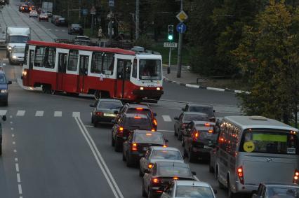 Дата: 14.09.2010, Время: 19:15. Движение трамвая по улице. Трамвайные пути. Автомобили.