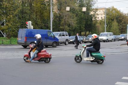 Дата: 14.09.2010, Время: 18:21. На снимке: Двое(мужчина и женщина) пересекают перекресток на мотороллерах.