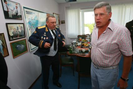 29 июля 2009 года. Командующий ВДВ генерал-лейтенант Владимир Шаманов и главный редактор КП Владимир Сунгоркин.