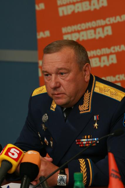 29 июля 2009 года. Командующий ВДВ генерал-лейтенант Владимир Шаманов в КП.