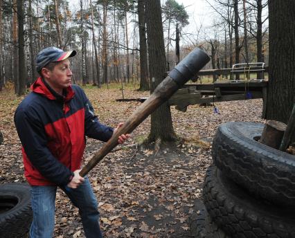 Дата: 08.11.2010, Время: 14:02. В Тимирязевском парке журналист газеты КП Никита Миронов бьет дубиной по покрышкам.