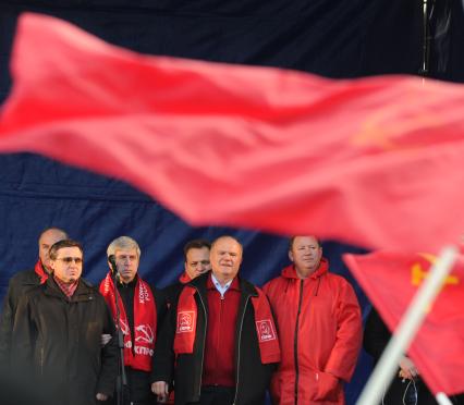 Митинги и шествия представителей левых сил, посвященные очередной годовщине Великой октябрьской социалистической революции, 7 ноября 2010.  На фото: лидер россйских коммунистов Геннадий Зюганов.