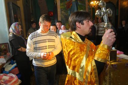 Церковь, крещение ребенка крестный ход. священик. батюшка. новорожденный. ребенок